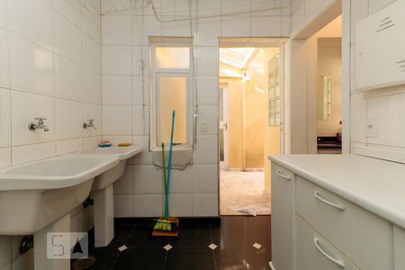Casa à venda com 300m², 4 quartos e 2 vagas Casa à venda com 300m², 4 quartos e 2 vagasÁrea de serviço