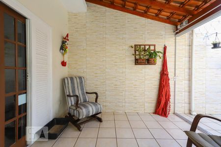 Casa à venda com 200m², 3 quartos e 2 vagas Casa à venda com 200m², 3 quartos e 2 vagasTerraço