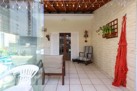 Casa à venda com 200m², 3 quartos e 2 vagas Casa à venda com 200m², 3 quartos e 2 vagasTerraço
