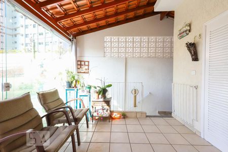 Casa à venda com 200m², 3 quartos e 2 vagas Casa à venda com 200m², 3 quartos e 2 vagasTerraço
