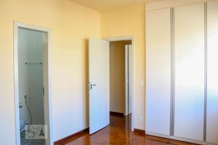 Apartamento à venda com 300m², 3 quartos e 4 vagas Apartamento à venda com 300m², 3 quartos e 4 vagasQuarto Suíte