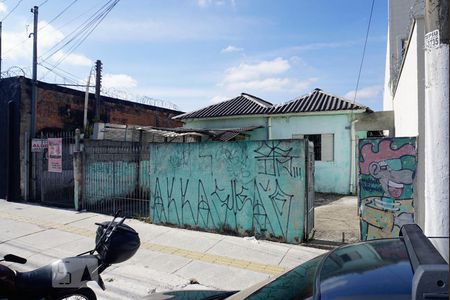 Casa à venda com 165m², 2 quartos e 2 vagas Casa à venda com 165m², 2 quartos e 2 vagasFachada