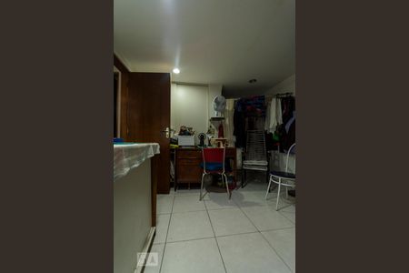 Casa à venda com 180m², 5 quartos e 2 vagasQUARTO DOS FUNDOS