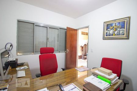 Casa à venda com 330m², 3 quartos e 2 vagasEscritório