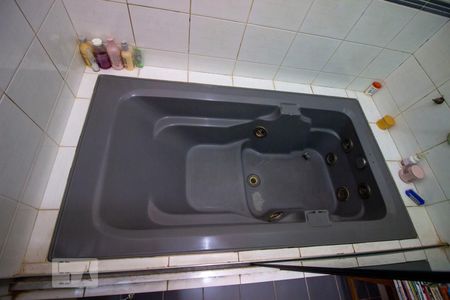 Casa à venda com 330m², 3 quartos e 2 vagasBanheira