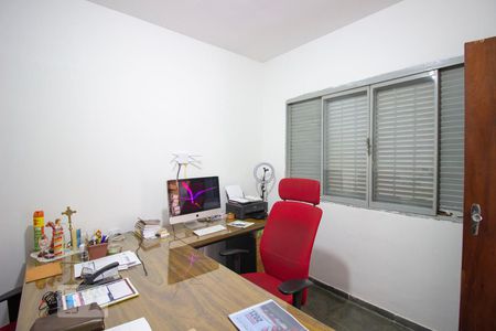 Casa à venda com 330m², 3 quartos e 2 vagasEscritório