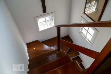 Casa à venda com 475m², 4 quartos e 5 vagasEscadaria acesso sótão