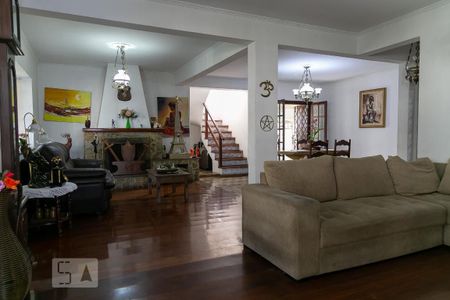 Casa à venda com 475m², 4 quartos e 5 vagasSala