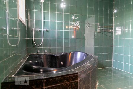 Casa à venda com 475m², 4 quartos e 5 vagasBanheiro suíte 1