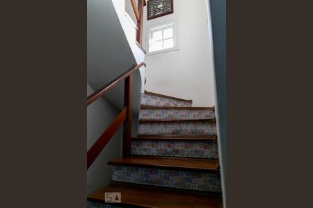 Casa à venda com 475m², 4 quartos e 5 vagasEscadaria acesso dormitórios