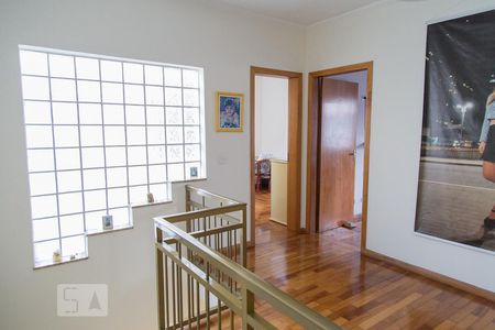 Casa à venda com 315m², 4 quartos e 5 vagas Casa à venda com 315m², 4 quartos e 5 vagasCorredor
