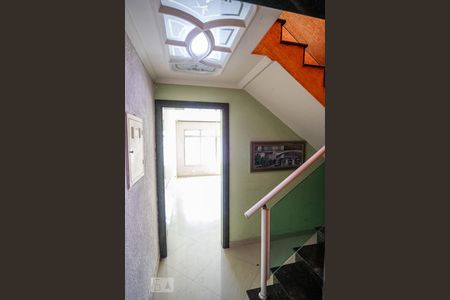 Escadas de casa para alugar com 3 quartos, 220m² em Vila Gomes Cardim, São Paulo