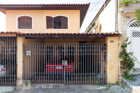 Casa à venda com 150m², 5 quartos e 2 vagas Casa à venda com 150m², 5 quartos e 2 vagasFachada
