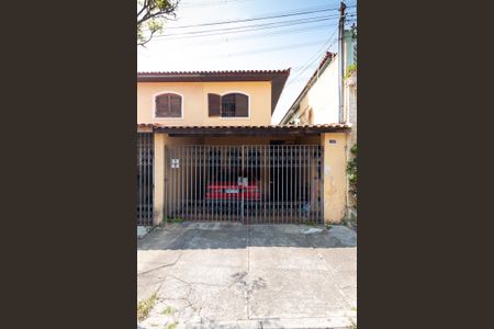 Casa à venda com 150m², 5 quartos e 2 vagas Casa à venda com 150m², 5 quartos e 2 vagasFachada