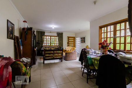 Casa à venda com 180m², 4 quartos e 6 vagas Casa à venda com 180m², 4 quartos e 6 vagasSala