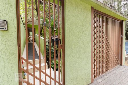 Casa à venda com 180m², 4 quartos e 6 vagas Casa à venda com 180m², 4 quartos e 6 vagasFachada