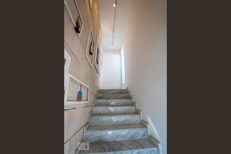 Apartamento para alugar com 160m², 2 quartos e 2 vagas Apartamento para alugar com 160m², 2 quartos e 2 vagasEscadas