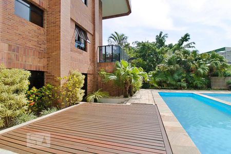 Apartamento à venda com 317m², 4 quartos e 5 vagas Apartamento à venda com 317m², 4 quartos e 5 vagasÁrea comum - Piscina