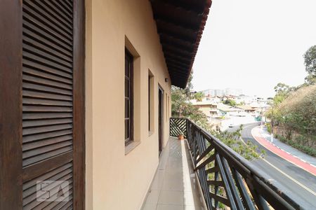 Casa à venda com 560m², 6 quartos e 6 vagas Casa à venda com 560m², 6 quartos e 6 vagasVaranda Estendida da Suíte 2