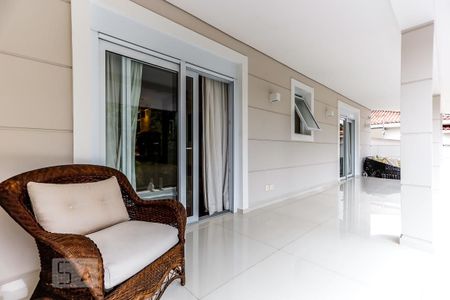 Casa à venda com 600m², 4 quartos e 4 vagas Casa à venda com 600m², 4 quartos e 4 vagasSacada Quartos