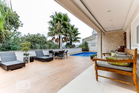 Casa à venda com 600m², 4 quartos e 4 vagas Casa à venda com 600m², 4 quartos e 4 vagasPiscina