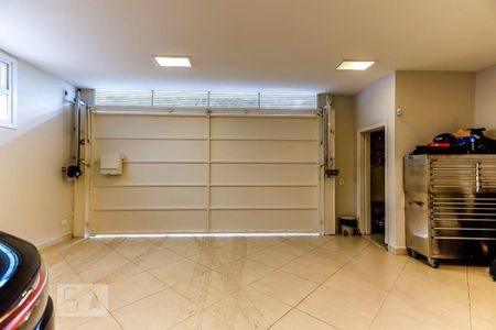 Casa à venda com 600m², 4 quartos e 4 vagas Casa à venda com 600m², 4 quartos e 4 vagasGaragem