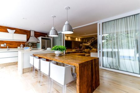 Casa à venda com 600m², 4 quartos e 4 vagas Casa à venda com 600m², 4 quartos e 4 vagasEspaço Gourmet