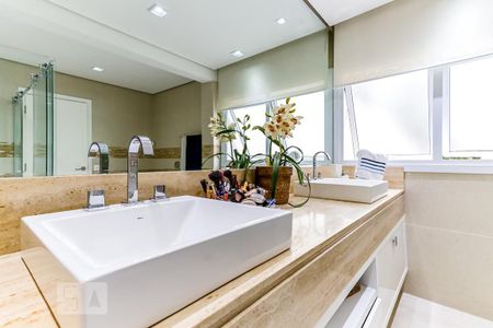 Casa à venda com 600m², 4 quartos e 4 vagas Casa à venda com 600m², 4 quartos e 4 vagasBanheiro da Suíte 1