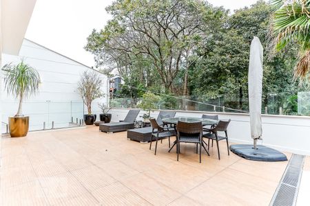 Casa à venda com 600m², 4 quartos e 4 vagas Casa à venda com 600m², 4 quartos e 4 vagasPiscina