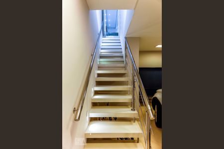 Casa à venda com 600m², 4 quartos e 4 vagas Casa à venda com 600m², 4 quartos e 4 vagasEscadas Garagem