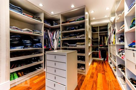 Casa à venda com 600m², 4 quartos e 4 vagas Casa à venda com 600m², 4 quartos e 4 vagasCloset da Suíte 1