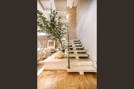 Casa à venda com 600m², 4 quartos e 4 vagas Casa à venda com 600m², 4 quartos e 4 vagasEscadas Quartos