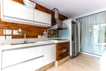 Casa à venda com 600m², 4 quartos e 4 vagas Casa à venda com 600m², 4 quartos e 4 vagasEspaço Gourmet