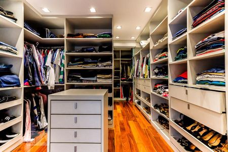 Casa à venda com 600m², 4 quartos e 4 vagas Casa à venda com 600m², 4 quartos e 4 vagasCloset da Suíte 1