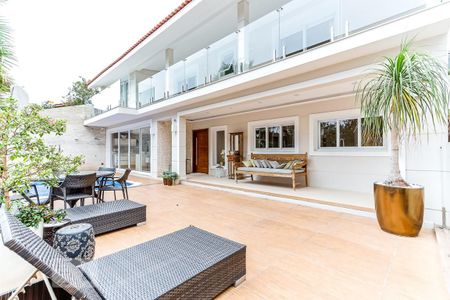 Casa à venda com 600m², 4 quartos e 4 vagas Casa à venda com 600m², 4 quartos e 4 vagasPiscina