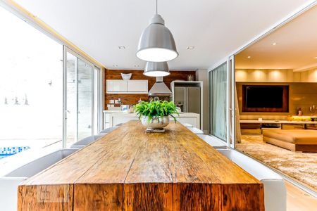 Casa à venda com 600m², 4 quartos e 4 vagas Casa à venda com 600m², 4 quartos e 4 vagasEspaço Gourmet