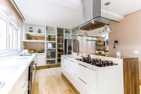 Casa à venda com 600m², 4 quartos e 4 vagas Casa à venda com 600m², 4 quartos e 4 vagasCozinha