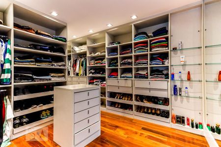 Casa à venda com 600m², 4 quartos e 4 vagas Casa à venda com 600m², 4 quartos e 4 vagasCloset da Suíte 1