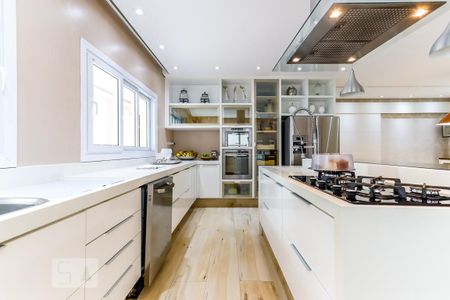 Casa à venda com 600m², 4 quartos e 4 vagas Casa à venda com 600m², 4 quartos e 4 vagasCozinha