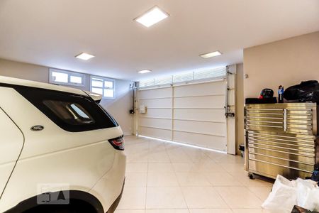 Casa à venda com 600m², 4 quartos e 4 vagas Casa à venda com 600m², 4 quartos e 4 vagasGaragem