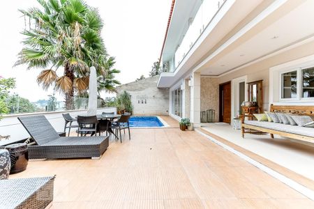 Casa à venda com 600m², 4 quartos e 4 vagas Casa à venda com 600m², 4 quartos e 4 vagasPiscina