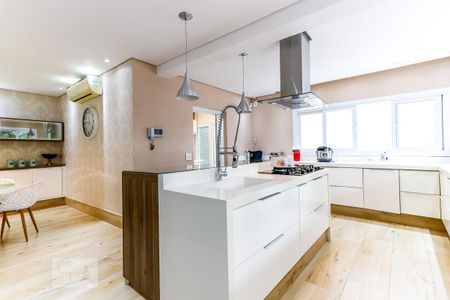 Casa à venda com 600m², 4 quartos e 4 vagas Casa à venda com 600m², 4 quartos e 4 vagasCozinha