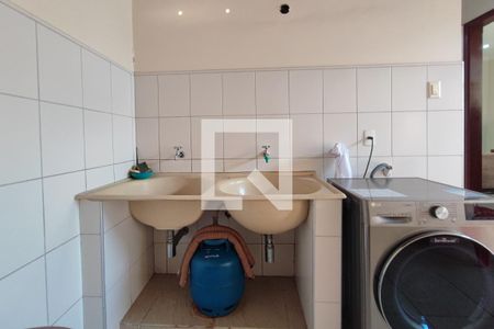 Casa à venda com 200m², 5 quartos e 5 vagasCasa fundo - Área de serviço