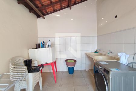 Casa à venda com 200m², 5 quartos e 5 vagasCasa fundo - Área de serviço