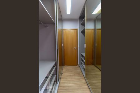 Apartamento à venda com 147m², 4 quartos e 3 vagasArmário da Suíte 1