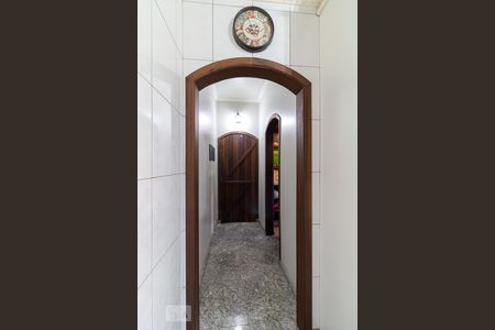 Casa à venda com 431m², 4 quartos e 5 vagasCozinha - acesso lateral e despensa