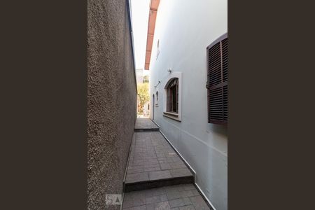 Casa à venda com 431m², 4 quartos e 5 vagasCorredor lateral externo