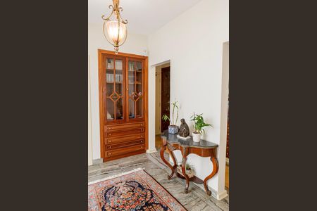 Casa à venda com 288m², 4 quartos e 6 vagas Casa à venda com 288m², 4 quartos e 6 vagasHall