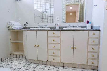 Casa à venda com 288m², 4 quartos e 6 vagas Casa à venda com 288m², 4 quartos e 6 vagasBanheiro 2