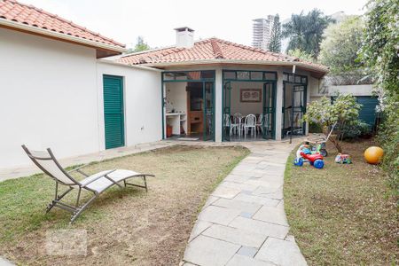 Casa à venda com 288m², 4 quartos e 6 vagas Casa à venda com 288m², 4 quartos e 6 vagasQuintal